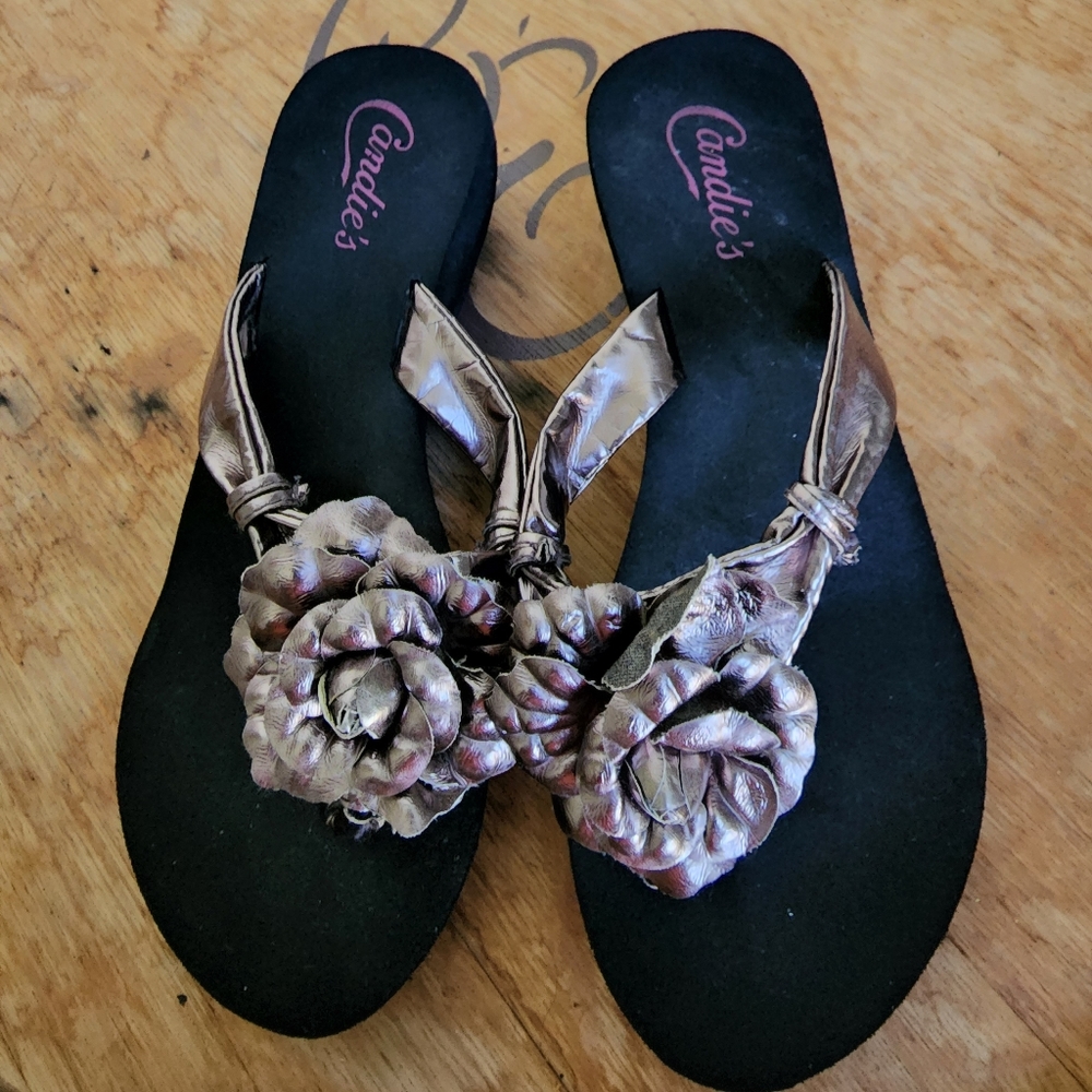 S Black flip-flops with a flower